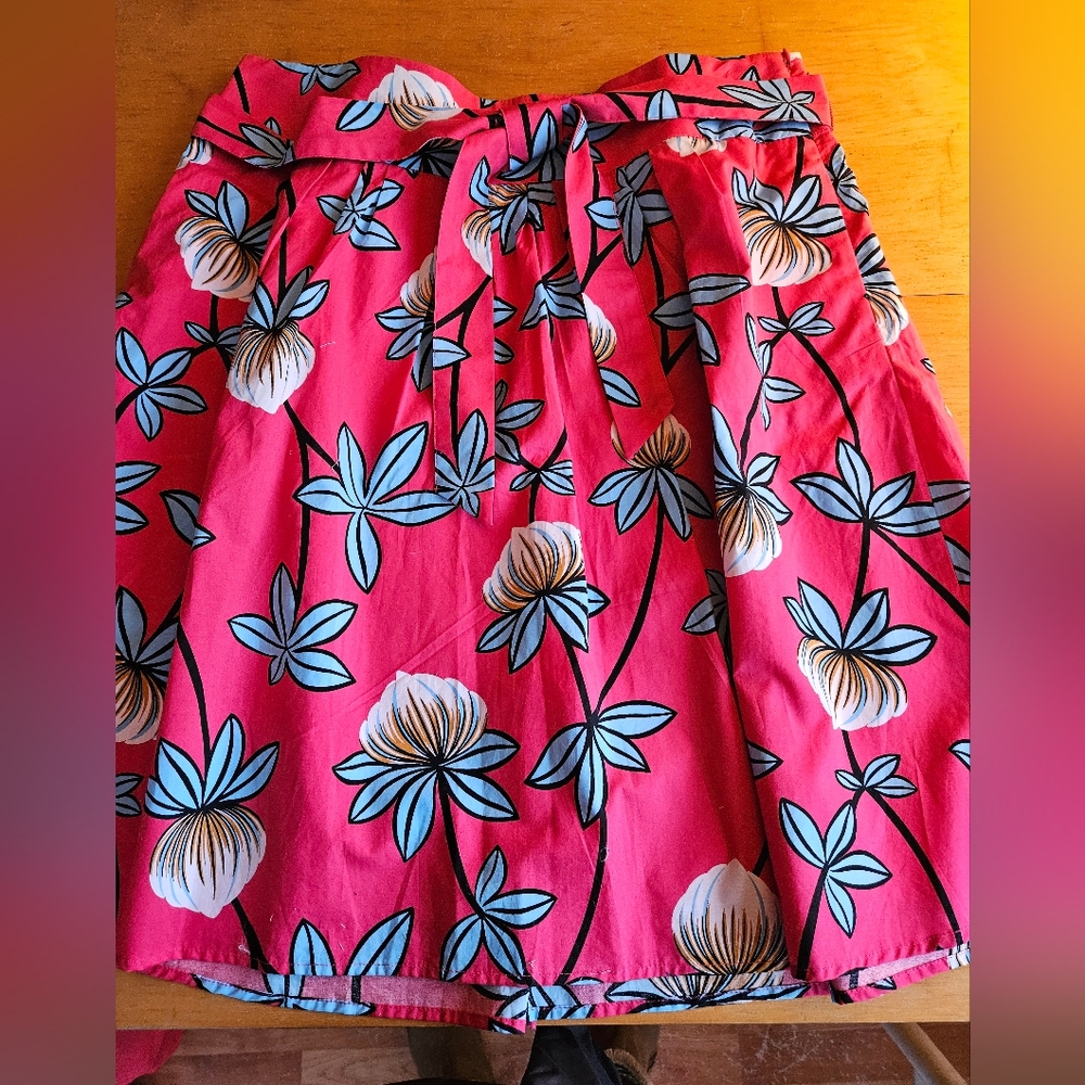 Ann Taylor cotton blossom print pleated skirt with pockets.